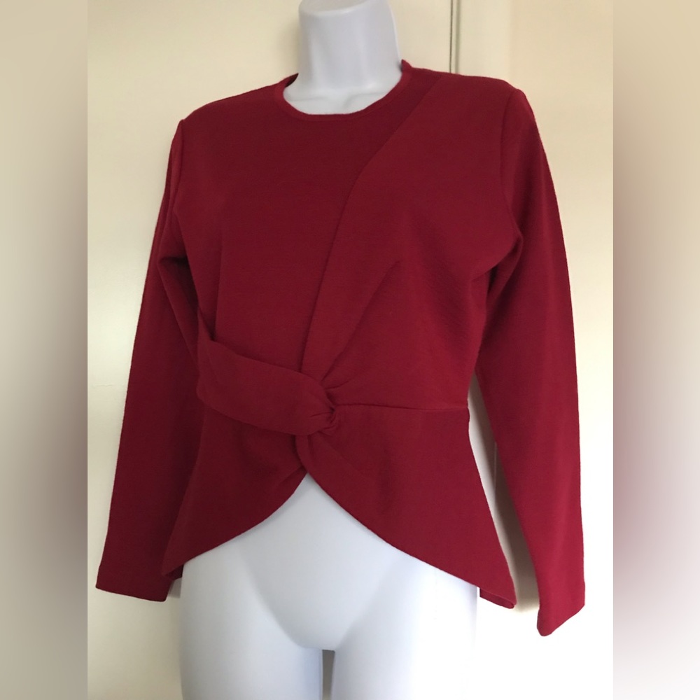 Red wine ,new, size S , crocheted 🧶 woman’s top nice details on the front !
